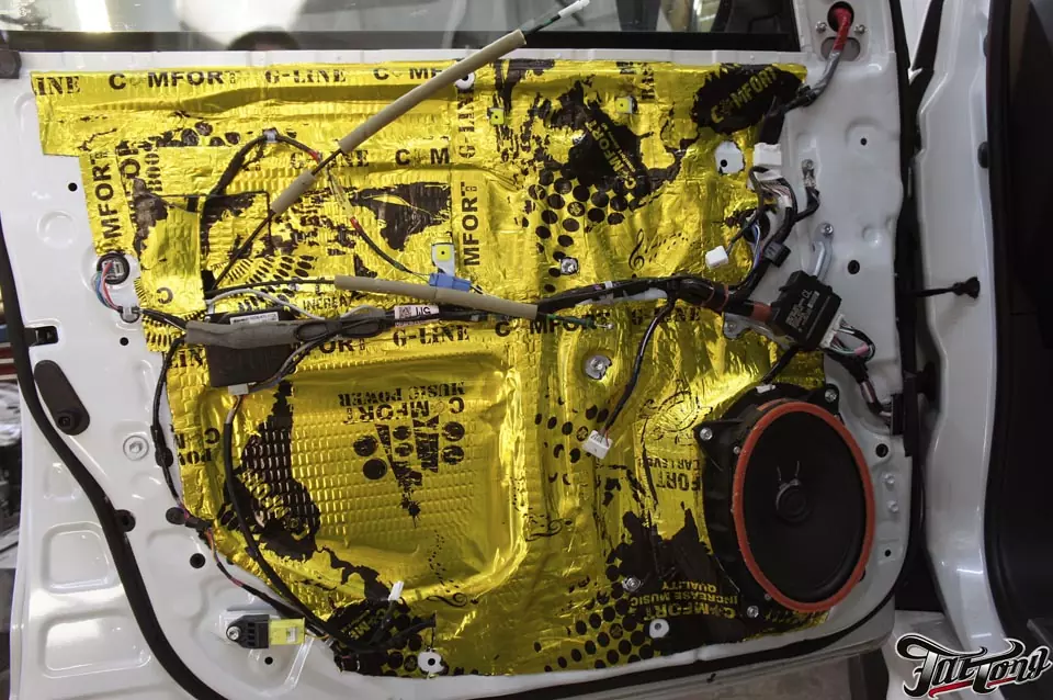 Toyota LC200. Замена центральных частей сидений на алькантару с нашей фирменной перфорацией, с целью сохранения функции обдува! Шумоизоляция дверей и окрас центральной консоли в рояльный лак!
